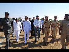 తెరాస వారికీ నో: కేసీఆర్ సర్వే చేశారిలా (పిక్చర్స్)