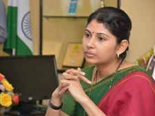 టీ సీఎం కార్యాలయ అధికారి స్మితా సబర్వాల్‌కు ఏపీ కోర్టు సమన్లు