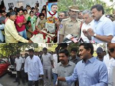 కన్నీరు ఆపుకున్న జూ.ఎన్టీఆర్: చలించిపోయిన పవన్, చిరు (పిక్చర్స్)