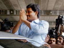 హరికృష్ణని ఓదార్చిన జగన్, బాలకృష్ణ: లక్ష్మీపార్వతి దిగ్భ్రాంతి