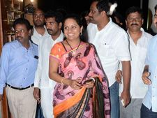 కవితకు సొంత ఇలాకాలో ఝలక్, కారును అడ్డుకొని...