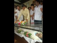 వెంకటరమణకు చంద్రబాబు నివాళులు(పిక్చర్స్)