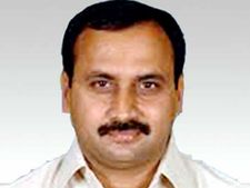 జగన్ పార్టీ ఎమ్మెల్యేకు బెదిరింపులు: సినీ ఫక్కీలో పట్టివేత
