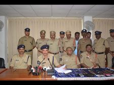 9మంది అరెస్ట్: అరకిలో గోల్డ్, కారు, 3సెల్‌ఫోన్లు, ట్యాబ్ సీజ్(పిక్చర్స్)