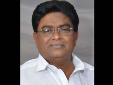 పింఛను కోసం వచ్చి తొక్కిసలాటలో వృద్ధురాలి మృతి: జలీల్ ఫైర్, బాబు విచారం