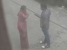 పట్టపగలు నడివీధిలో మహిళను బెదిరించి దోపిడీ: వీడియో హల్‌చల్