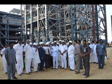 కష్టాలు తీరుస్తా: ప్లాంట్‌లో తిరిగిన కేసీఆర్ (పిక్చర్స్)