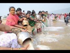  సునామీకి పదేళ్లు: తీరంలో పూజలు(పిక్చర్స్)