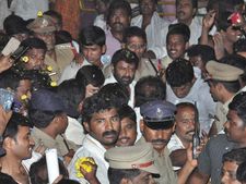 బాలకృష్ణ లెజెండ్ పంక్షన్‌లో అపశ్రుతి: ఒకరి మృతి