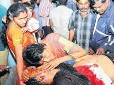 కత్తులతో పొడిచి జగన్ పార్టీ నేత దారుణ హత్య