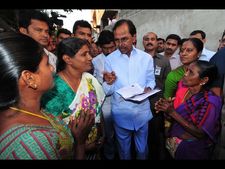 మురికివాడల్లో కల్లు దావత్ అడిగిన కేసీఆర్ (పిక్చర్స్)