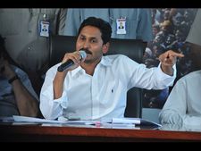 30ఏళ్లు నేనే సీఎం: జగన్, అర్ధరాత్రిదాకా ఆసుపత్రిలో..