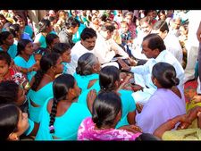 మహిళలతో ముచ్చటించిన సిఎం కెసిఆర్(పిక్చర్స్)