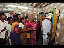 నన్ను గొర్రెను గుంజుకొచ్చినట్లు...: కేసీఆర్ (పిక్చర్స్)