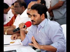 బాబు కళ్లార్పకుండా, భార్య నగలు...: జగన్(పిక్చర్స్)