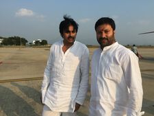 కేకలు, ఈలలు: పవన్‌కు బీజేపీ నేత స్వాగతం(ఫోటో)