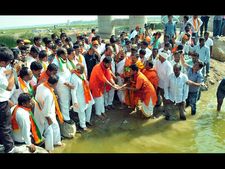 కోదండరాం ఏదుటే కేసీఆర్‌ను ఏకేసిన కిషన్(పిక్చర్స్) 