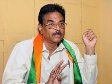 అవమానంపై ఆగ్రహించిన హరిబాబు: చిన రాజప్ప క్షమాపణ