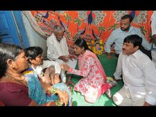 అడ్డుకున్నారు, షర్మిల కాన్వాయ్ అదుర్స్ (పిక్చర్స్)