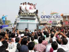  వీరిని కూడా పరామర్శించాలని డిమాండ్: షర్మిలకు తెలంగాణ షాక్