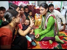 కోడిగుడ్లు వేశారు: షర్మిలను చూసి ఉద్వేగం(పిక్చర్స్)