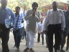 ఒక్కరి వల్లే కాదు, చెప్పుతో బుద్ధి చెప్పండి: పవన్ కళ్యాణ్ ఆగ్రహం