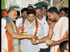 స్వరూపానంద సరస్వతితో జగన్:ఆంతర్యం?(ఫోటోలు)