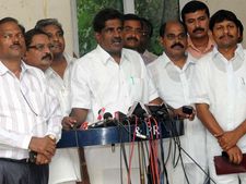 తెలంగాణలో అవమానాలు, తరలాలంటే..: అశోక్ బాబు