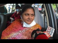 స్వైన్ ఫ్లూ: జయించిన ఎంపీ కొత్తపల్లి గీత, వచ్చారిలా.. (పిక్చర్స్)