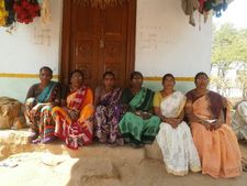 భర్త రెండో పెళ్లి: న్యాయం కోసం భార్య ధర్నా(ఫోటోలు)