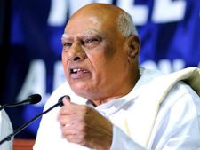  ‘కాళ్ల కింద మోడీ’: గాంధీ విగ్రహాన్ని ఆవిష్కరించేందుకు నిరాకరించిన రోశయ్య