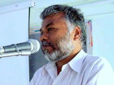 ప్రాణాలకు ముప్పు: ఇంటికి తాళాలేసి వెళ్లిపోయిన మురుగన్