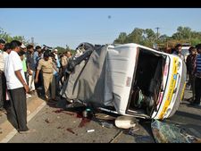 ఆటోను ఢీకొన్న లారీ, 6గురు మృతి (ఫోటోలు)