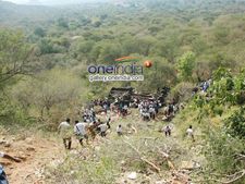 కాల్వలో పడిన స్కూల్ బస్సు, విద్యార్థిని మృతి