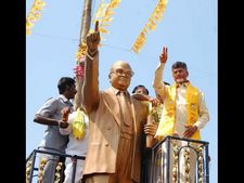 చంద్రబాబు ఎఫెక్ట్: టీలో ఎన్టీఆర్ విగ్రహానికి నిప్పు