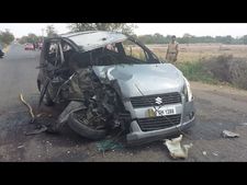  కారులో మంటలు: వ్యక్తి సజీవ దహనం(పిక్చర్స్)