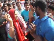 ఎటు వెళ్తే అటు: పోకిరీని చెప్పు తీసి కొట్టింది (ఫోటో)