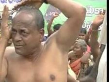 ప్రత్యేక హోదా: గుండు గీయించుకున్న మాజీ మేయర్