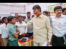 సొంత ఇలాకాలో బాబు, జెసిబి నడిపి..(పిక్చర్స్)
