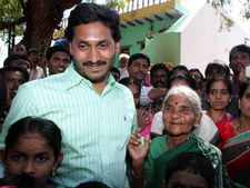 నేనున్నా: అవ్వ భుజంపై చెయ్యేసి జగన్(పిక్చర్స్)