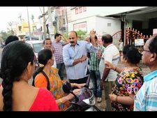  చీటీల పేరిట రూ.5 కోట్లతో పరారైన మహిళ(ఫోటోలు)