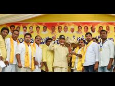 గొడవలొద్దు: కెసిఆర్ సిద్ధం కావాలన్న బాబు(పిక్చర్స్)
