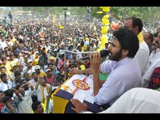 పవన్ పర్యటన:ఎస్కార్టు లేదు, భద్రతపై ఫ్యాన్స్ ఫైర్