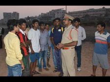సముద్రంలో ఇద్దరు యువకుల గల్లంతు(పిక్చర్స్)