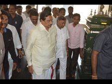 ఎన్టీఆర్ పేరు పెట్టాలని బాబుకు చెప్తా: కేఈ (పిక్చర్స్)