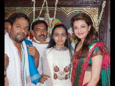 కాజల్ సందడి: చెట్లెక్కి, వేలాడతూ ఫ్యాన్స్(పిక్చర్స్)