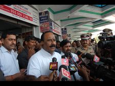 సూర్యాపేట రాత్రి ఫైరింగ్ సవాలే, ఎస్పీ బదలీ: రోదనలు (పిక్చర్స్)