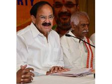 ఉగ్రవాదులకు సహకరిస్తుందెవరు, తెలుగు రాష్ట్రాలకు హెచ్చరిక: వెంకయ్య