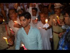 పోలీసు అమరులకు కొవ్వొత్తుల నివాళి(పిక్చర్స్)