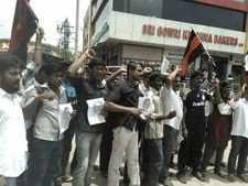 బాబుకు రాజ్ ఫోన్, బైక్‌పై చెవిరెడ్డి: తమిళనాట ఆందోళన, దాడులు